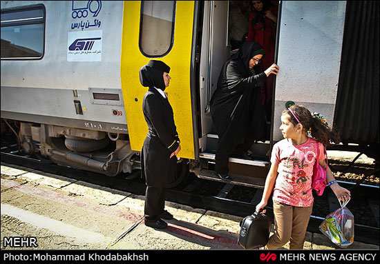 عکس: مهمانداران زن قطار در ایران