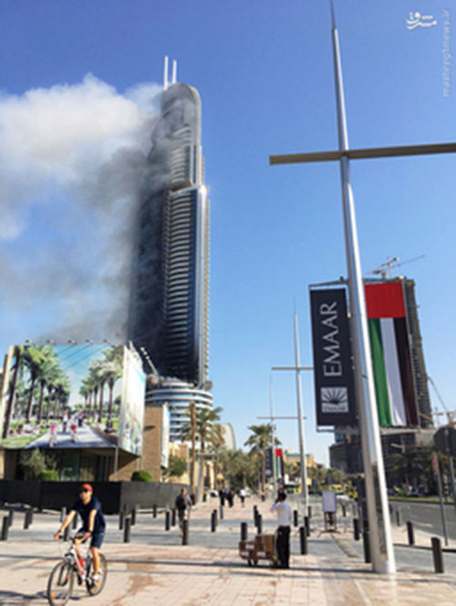 هتل 63 طبقه دبی همچنان در آتش +عکس