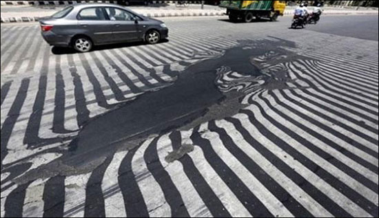 عکس: آسفالت خیابان‌ های هند آب شد!
