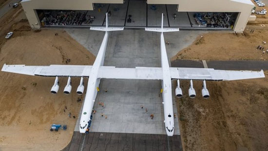 خروج غول‌پیکرترین هواپیمای دنیا از آشیانه