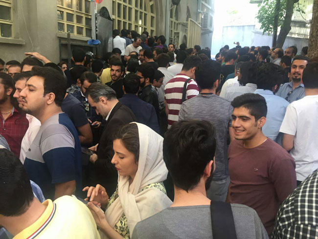 حضور گسترده مردم در حسینیه جماران