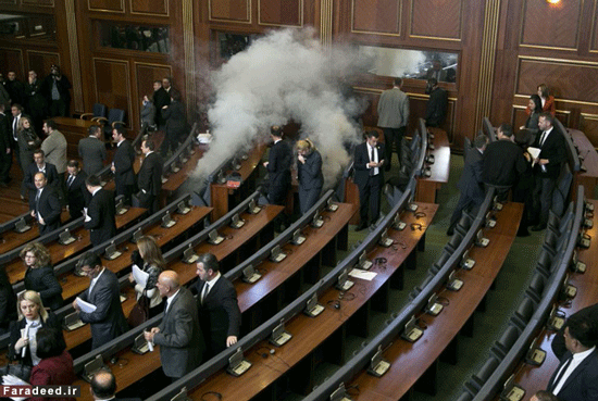 پرتاب گاز اشک‌ آور در پارلمان کوزوو! +عکس