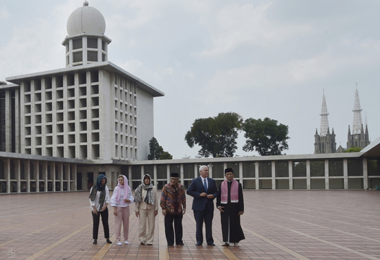 بازدید معاون ترامپ از مسجد جاکارتا