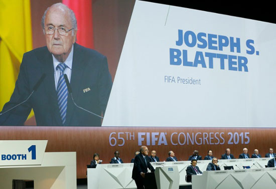 سپ بلاتر با انصراف رقیبش رئیس فیفا ماند