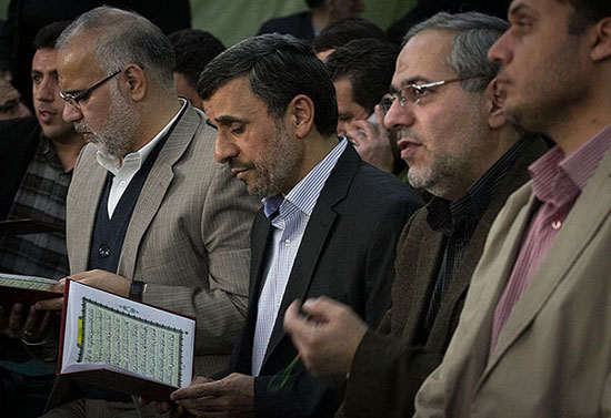 عکس: احمدی‌ نژاد در یک مراسم ختم