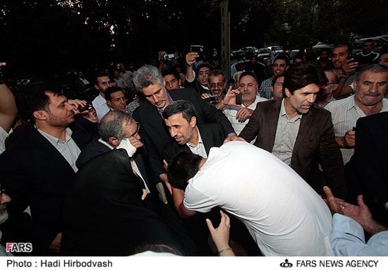 عکس: استقبال از احمدی‌ نژاد در نارمک
