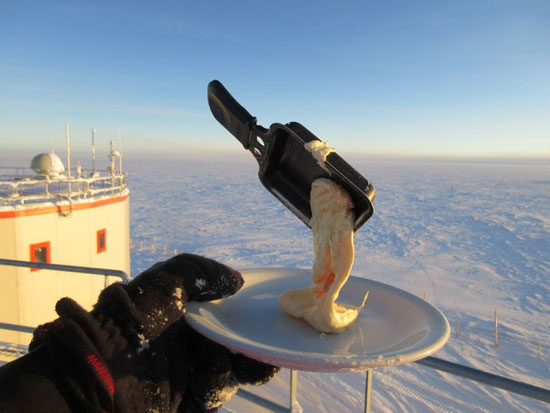 یخ زدن غذای داغ در سرمای قطب جنوب