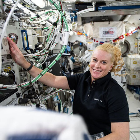 فضانورد ناسا در حال کار روی تجهیزات تحقیقاتی