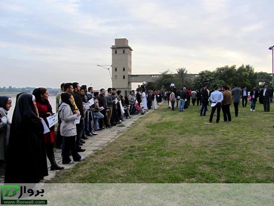 عکس: زنجیره انسانی مقابل رود «کارون»