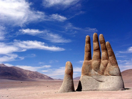 مجسمه دست بیابان شیلی