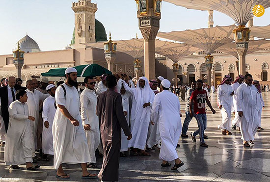 دفن جنازه‌ی زین‌العابدین بن‌علی در قبرستان بقیع