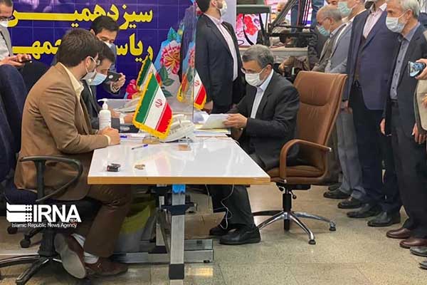 حضور پرحاشیه احمدی‌نژاد و همراهان در وزارت کشور