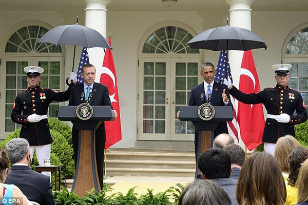 چتر هم برای اوباما دردسر ساز شد +عکس