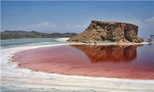 دریاچه ارومیه سرخ شد +عکس