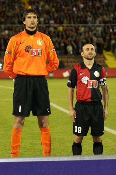 فوتبالیست‌هایی که قدشان بیش از دو متر است