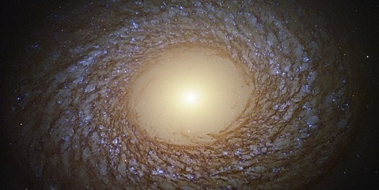 تصویر زیبای هابل از یک کهکشان کرکی