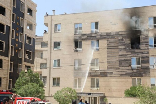 نجات ۱۰نفر از آتش‌سوزی یک آپارتمان در مشهد
