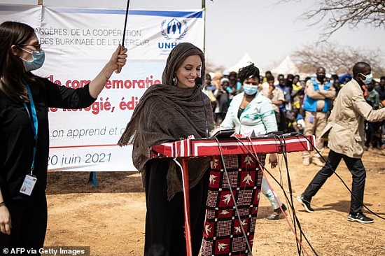 سخنرانی آنجلینا جولی با روسری در کمپ پناهندگان