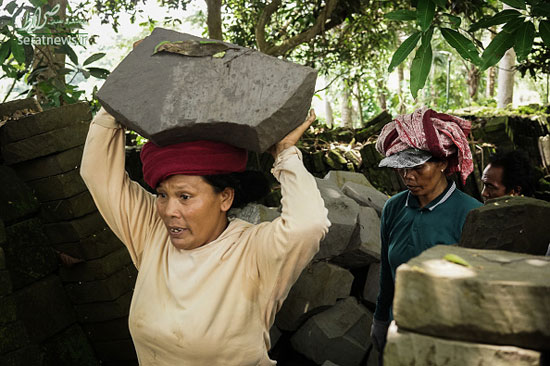 زنان کارگر ساختمانی در اندونزی