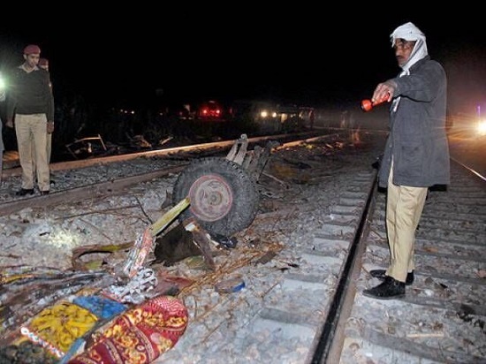 ۲۵ کشته در برخورد قطار با اتوبوس در پاکستان