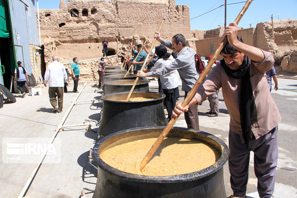 پخت آش نذری به مناسبت عید فطر در یزد
