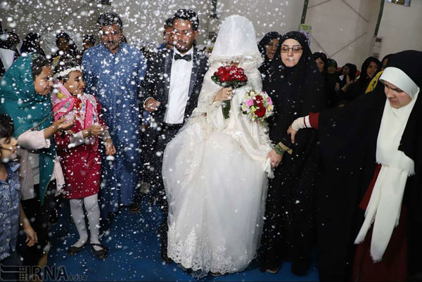 عروسی زوج خوزستانی در اردوگاه اسکان موقت