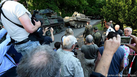 تانک و سلاح‌ جنگ جهانی در گاراژ یک خانه