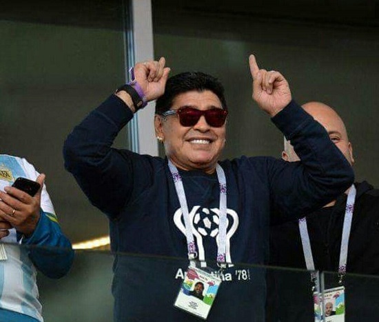 مارادونا و بوسه بر پیراهن لیونل مسی