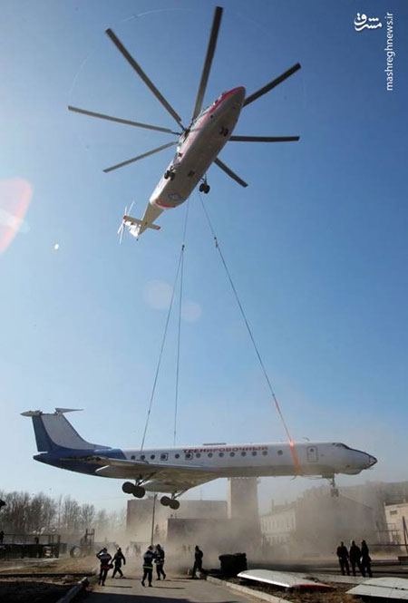 هلی‌کوپتری که هواپیما حمل می‌کند