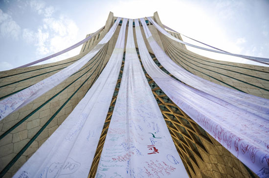 عکس: آویختن «گزاره‌ برگ ملی» از برج آزادی