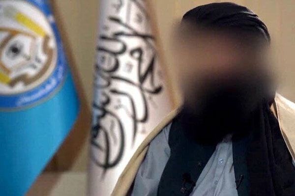 اقدام عجیب وزیر کشور طالبان حین مصاحبه