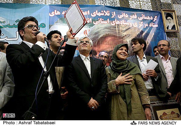عکس: تقدیر از اعضای ستاد انتخاباتی عارف