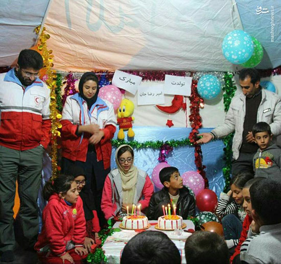 جشن تولد کودک زلزله زده در چادر هلال‌احمر