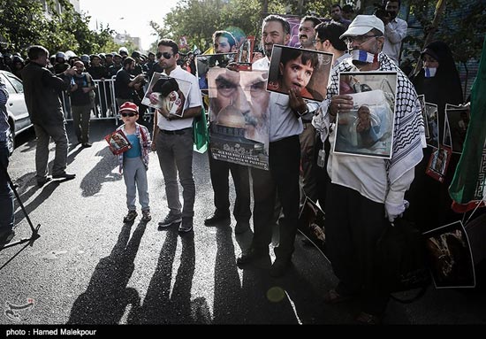 تجمع مقابل سفارت فرانسه در تهران +عکس