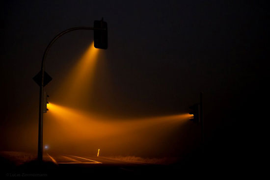 عکس های خلاقانه «چراغ راهنمائی» در مه