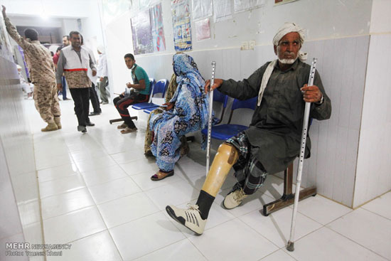 عکس: صف های طولانی بیماران محروم