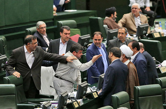 تصاویری از جنجال نماینده خرمشهر در مجلس