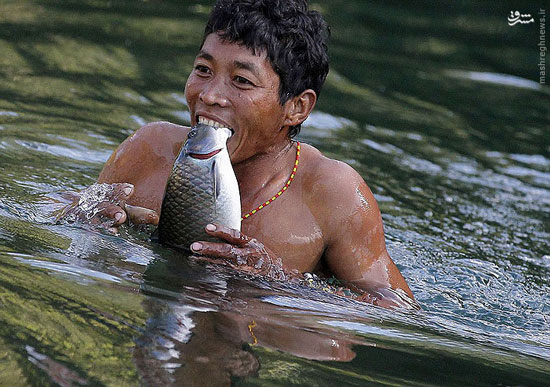 مردمی که با دهان ماهی می‌گیرند +عکس