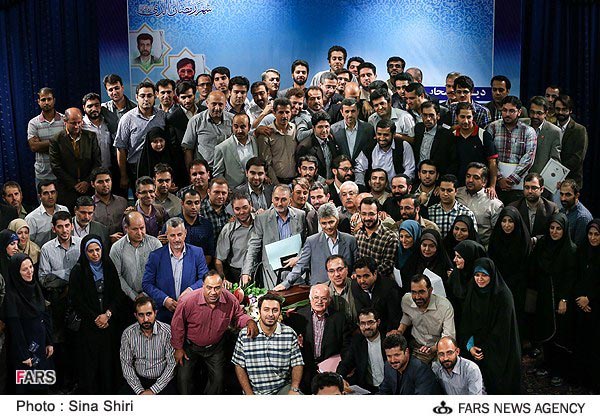 عکس یادگاری خبرنگاران با احمدی‌ نژاد