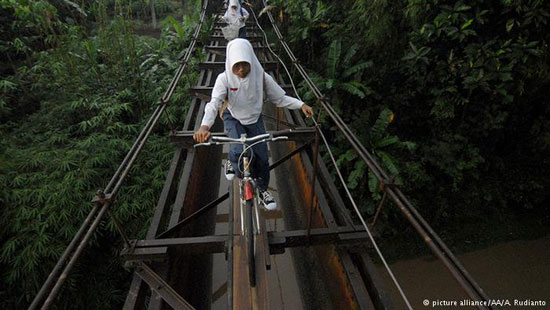 عکس: خطرناک‌ترین راه‌ رسیدن به مدرسه