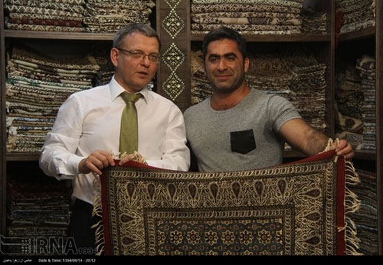 عکس: خرید وزیر خارجه چک در اصفهان