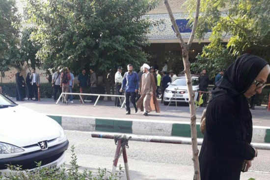 تجمع محدود احمدی نژادی‌ها مقابل دادگاه مشایی