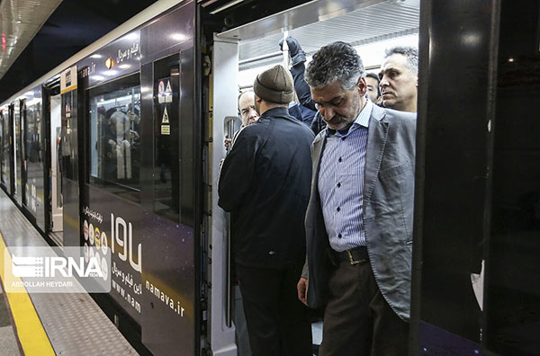 ازدحام مسافران متروی تهران در پی گرانی بنزین