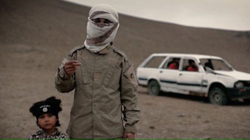 عکس: بچه داعشی 3 نفر را اعدام کرد