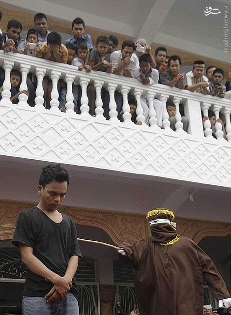 تنبیه قماربازان اندونزیایی با شلاق! +عکس