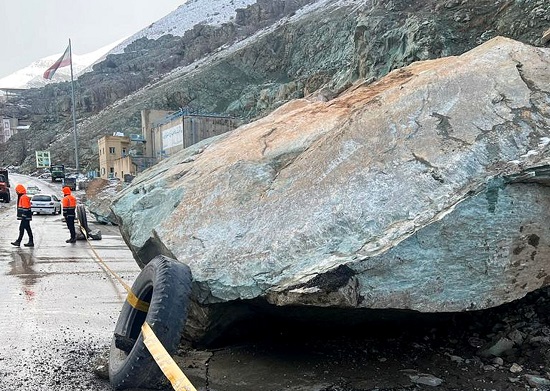 سقوط ۲ سنگ غول‌پیکر به جاده در شمیرانات