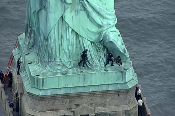زن آمریکایی معترض از «مجسمه آزادی» بالا رفت