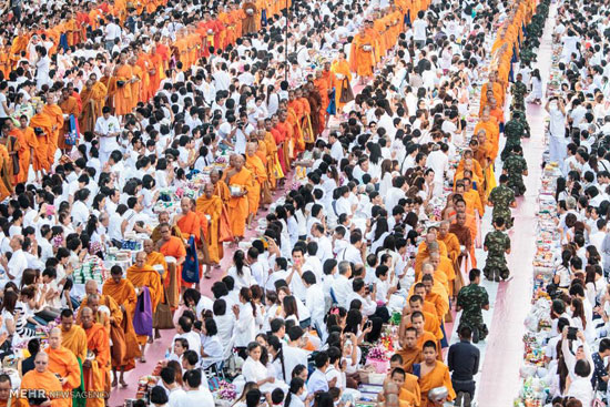 تجمع راهبان اعانه بگیر در بانکوک +عکس