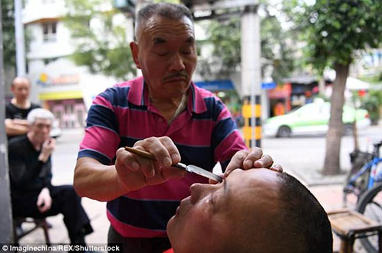 اقدام هولناک آرایشگر، «تراشیدن تخم چشم»