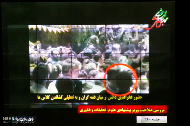 تصویری از پخش فیلم جنجالی در صحن مجلس